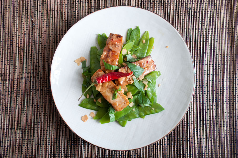 Gebratener Tofu auf Zuckerschoten