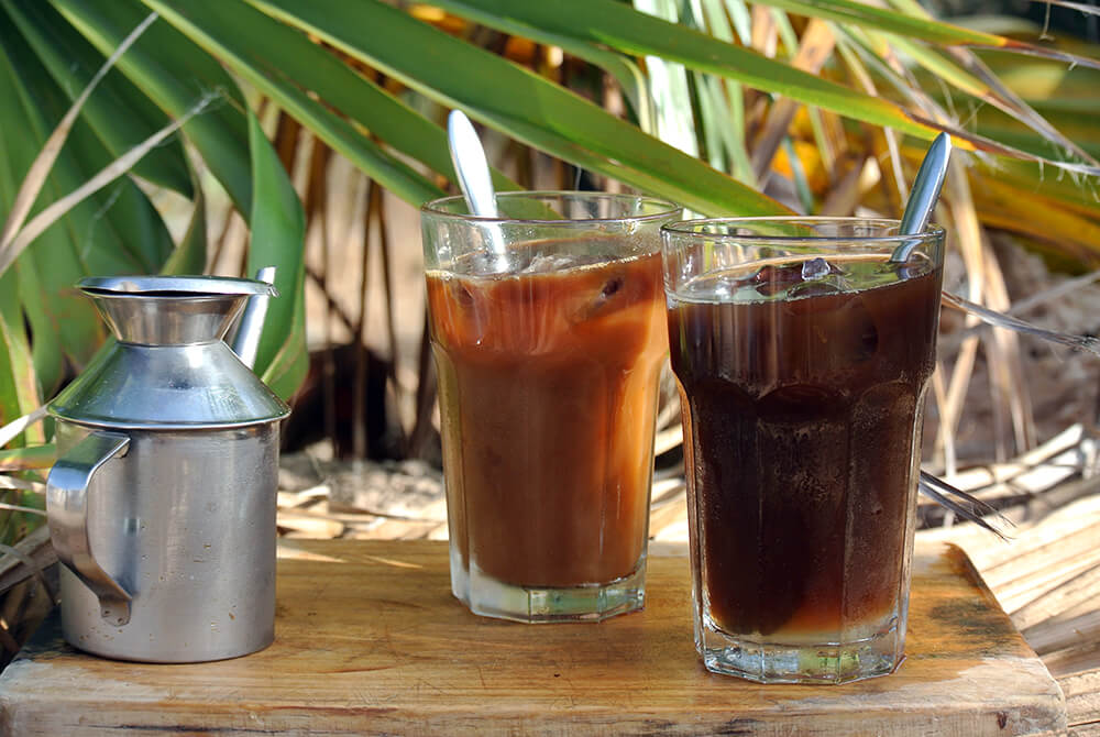 Eiskaffee mit Kokoswasser