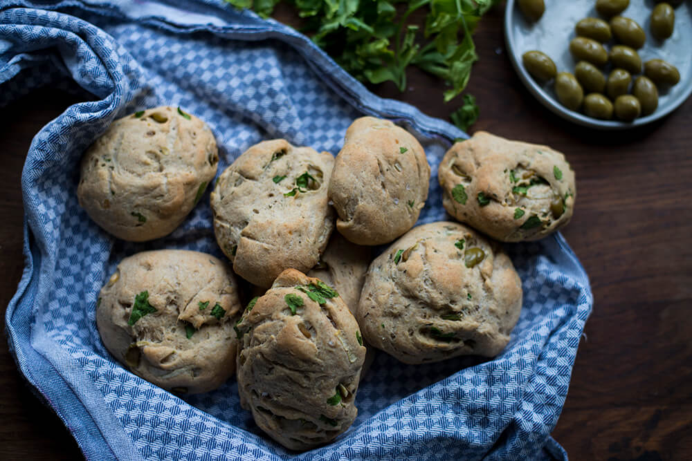 Hefeteigbrötchen mit Oliven & Kräutern